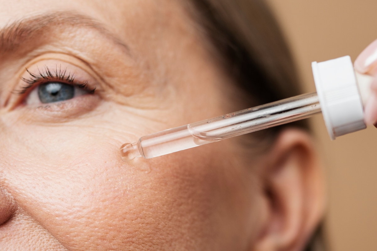 Žena nanosi retinol serum na lice tokom skincare rutine